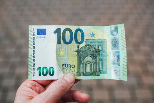 Επίδομα 100 ευρώ: Σημαντικές εξελίξεις στην κοινωνική στήριξη