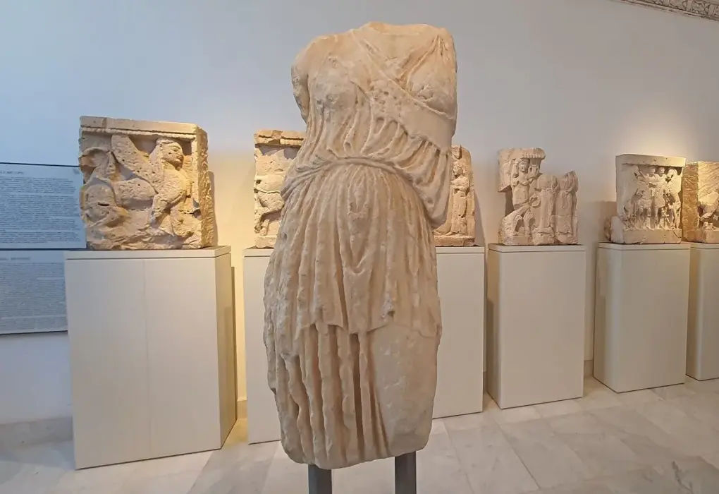 άγαλμα θεάσ αθηνάσ — GR news