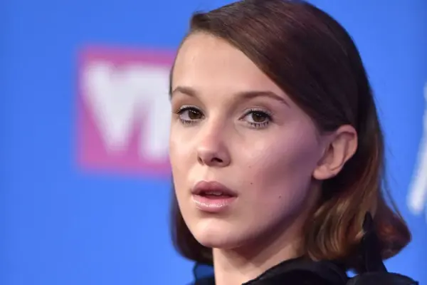 μίλι μπόμπι μπράουν — GR news